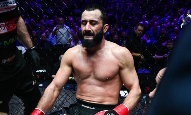 Mamed Khalidov na krześle