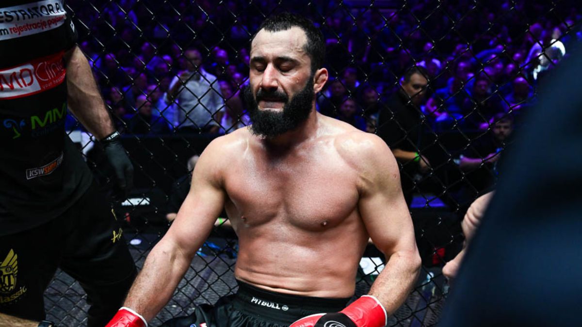 Mamed Khalidov na krześle