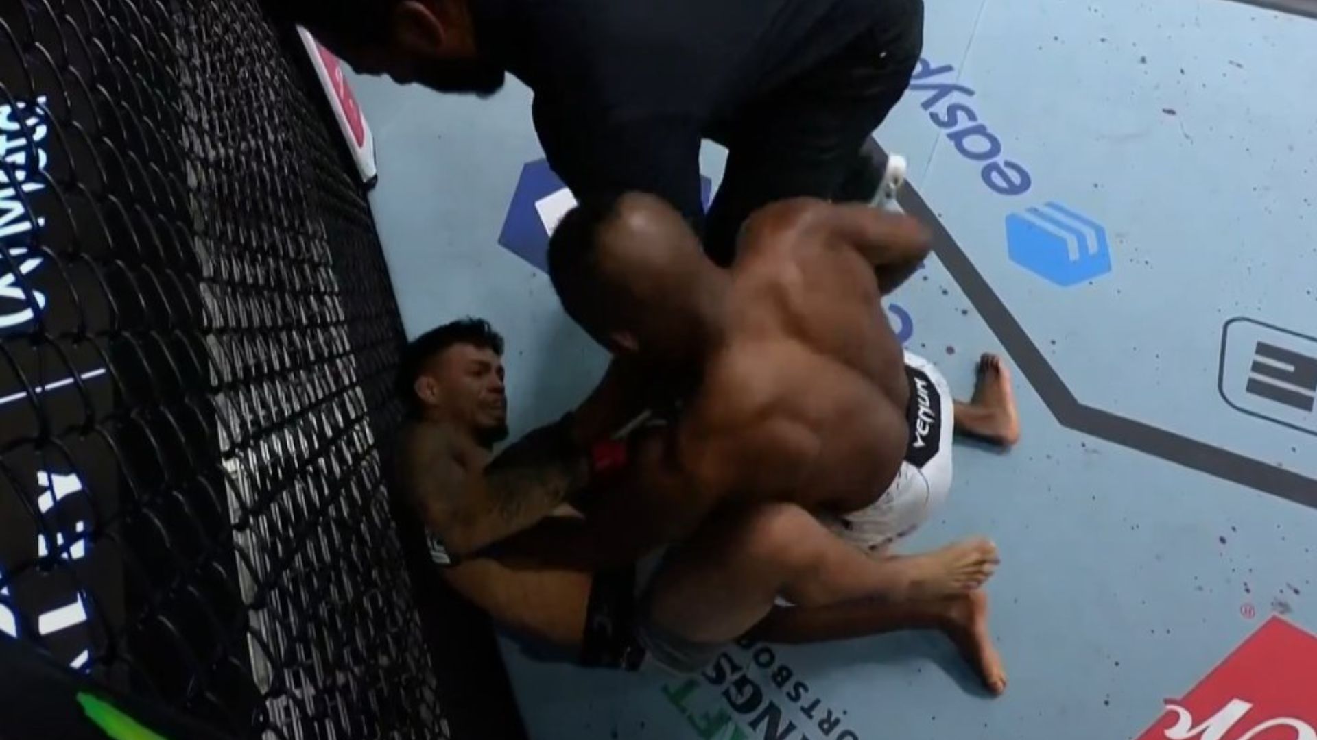 UFC: Manel Kape z szybkim i ciężkim KO! Portugalczyk w drodze po pas [WIDEO]