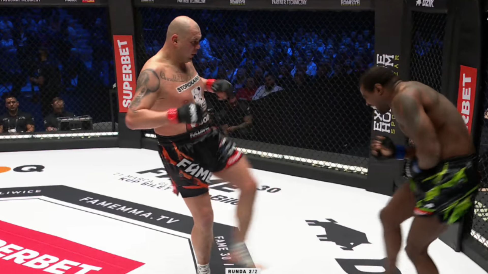 FAME MMA 29: Tomasz Sarara nokautuje kopnięciem na wątrobę! Silva zwijał się z bólu [WIDEO]